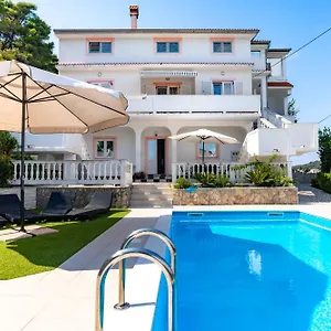 https://apartments-lores.primorje-gorskikotar.com